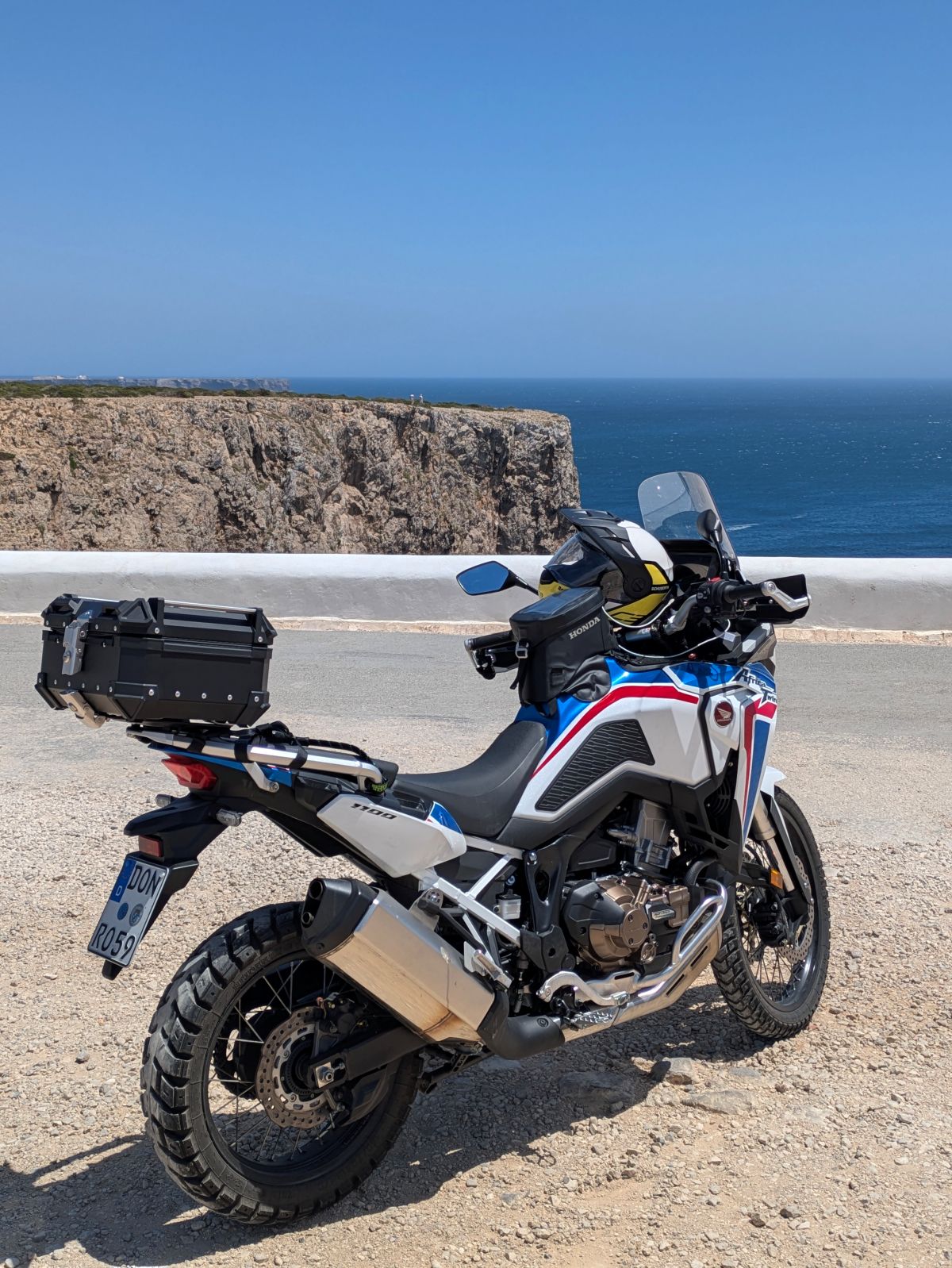 12-meine AfricaTwin am Südwestlichsten Punkt Europas